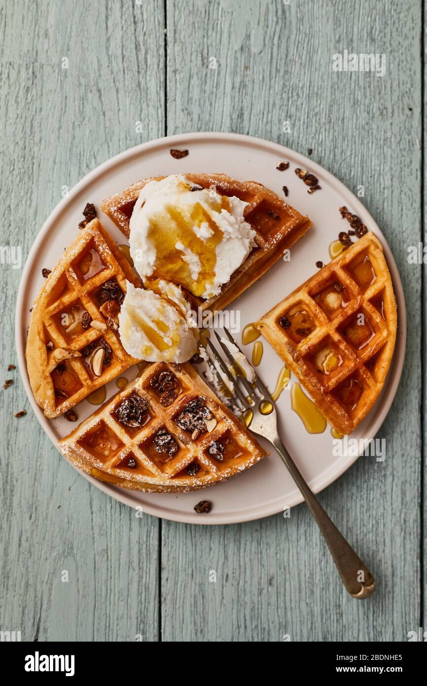 Frische Waffeln mit Eiscreme und Karamellsoße. Stockfoto