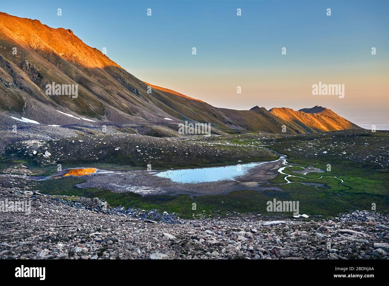 Landschaft der Bergsee mit Fluss Reflexion bei Sonnenaufgang Himmel Hintergrund Stockfoto