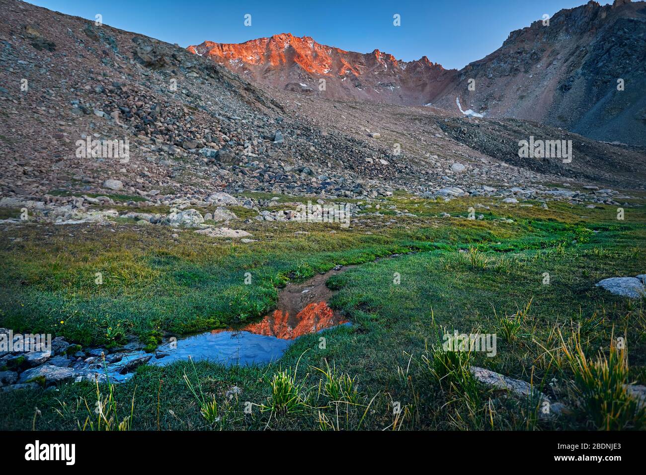 Landschaft der Berge spiegeln sich in den Fluss bei Sonnenaufgang Himmel Hintergrund in Kasachstan Stockfoto