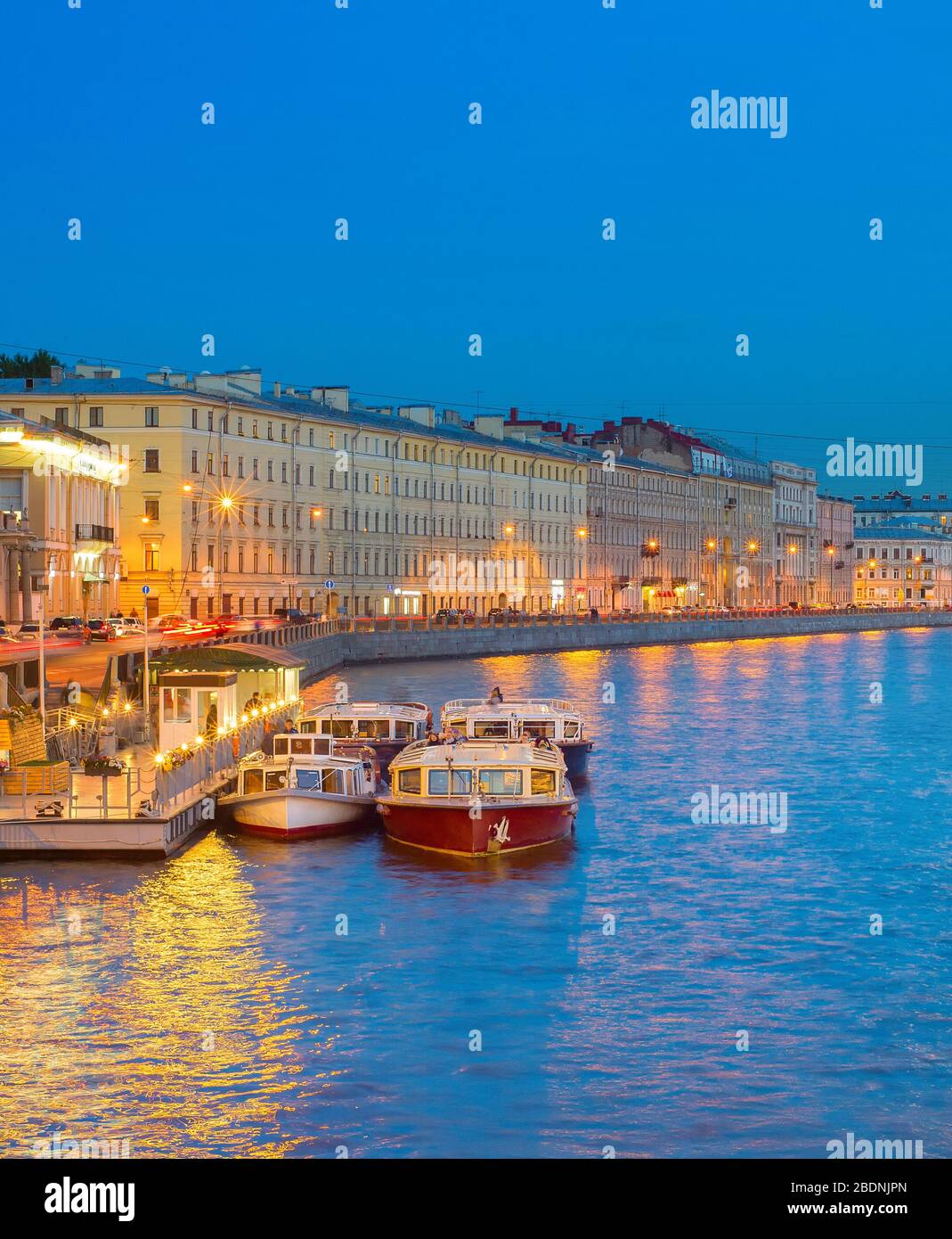 Boote warten auf Touristen berühmten Touristenattraktion zu nehmen - Bootsfahrt durch die Grachten. St. Petersburg, Russland Stockfoto