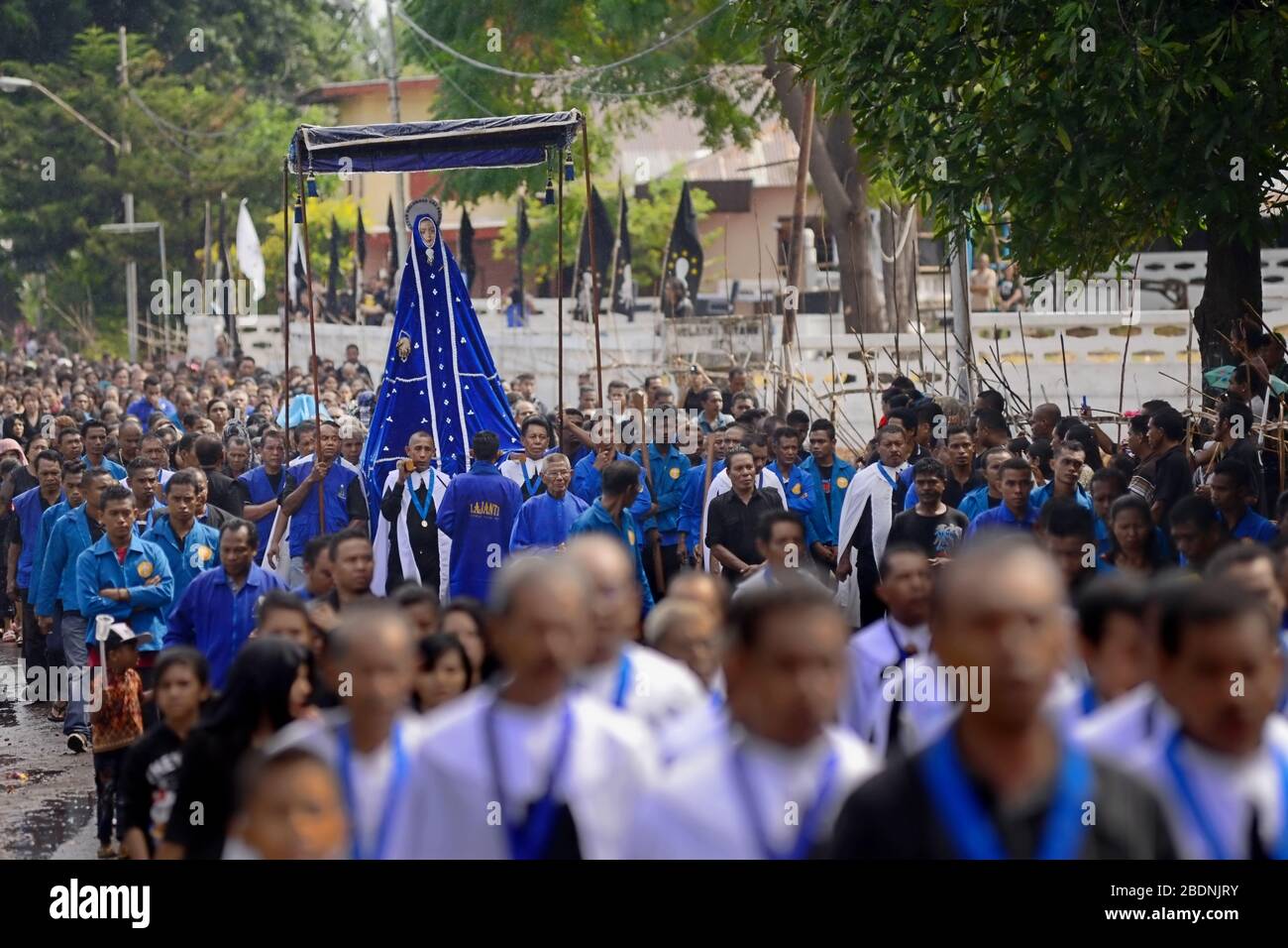 Die Tuan-Ma-Statue (Mutter Maria) wird am Karfreitag in Larantuka, Indonesien, während der Semana-Santa-Prozession in die Larantuka-Kathedrale gebracht. Stockfoto