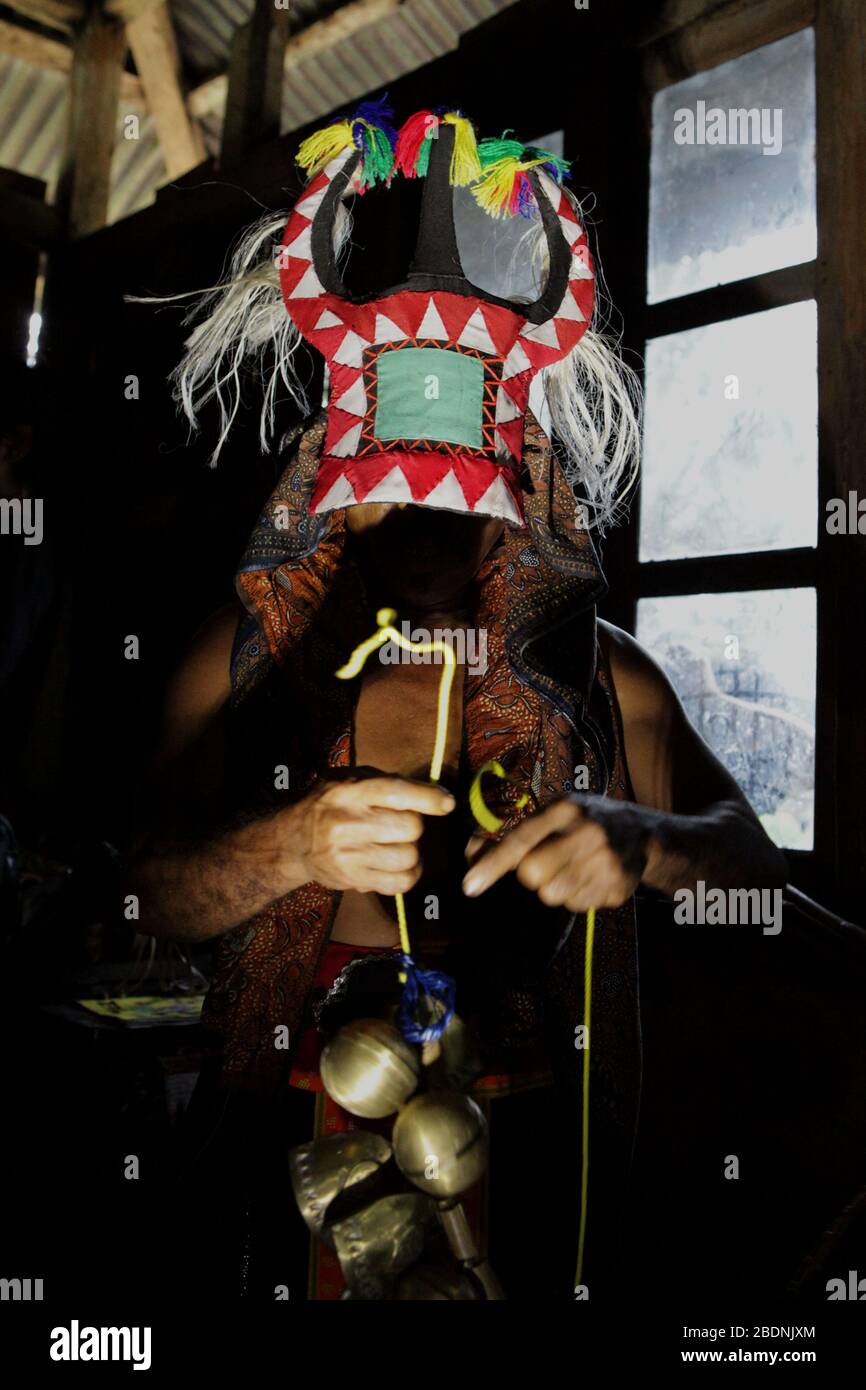 Ein Darsteller von caci (Indonesiens traditioneller Whip-Fight Show) macht sich in einem Haus bereit, das als Backstage fungiert. Stockfoto