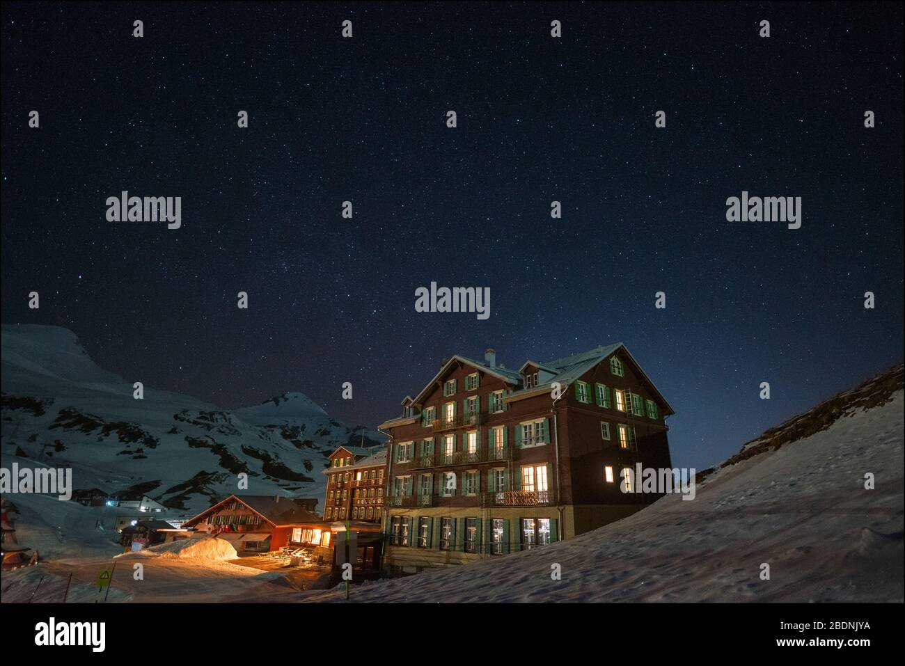 Hotel Bellevue des Alpes, kleine Scheidegg bei Nacht Stockfoto
