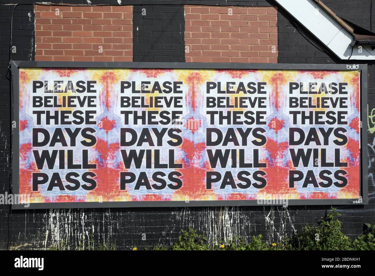 Birmingham, West Midlands, Großbritannien. April 2020. Positive Poster, die in Hall Green, Birmingham, ausgestellt werden und die Menschen zeigen: „Bitte glauben Sie, dass diese Tage vergehen werden“, „Hoffnung für das Beste“ und „Wir können das tun“. Quelle: Stop Press Media/Alamy Live News Stockfoto