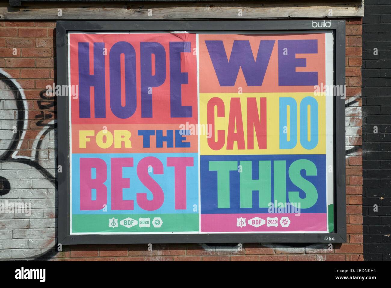 Birmingham, West Midlands, Großbritannien. April 2020. Positive Poster, die in Hall Green, Birmingham, ausgestellt werden und die Menschen zeigen: „Bitte glauben Sie, dass diese Tage vergehen werden“, „Hoffnung für das Beste“ und „Wir können das tun“. Quelle: Stop Press Media/Alamy Live News Stockfoto