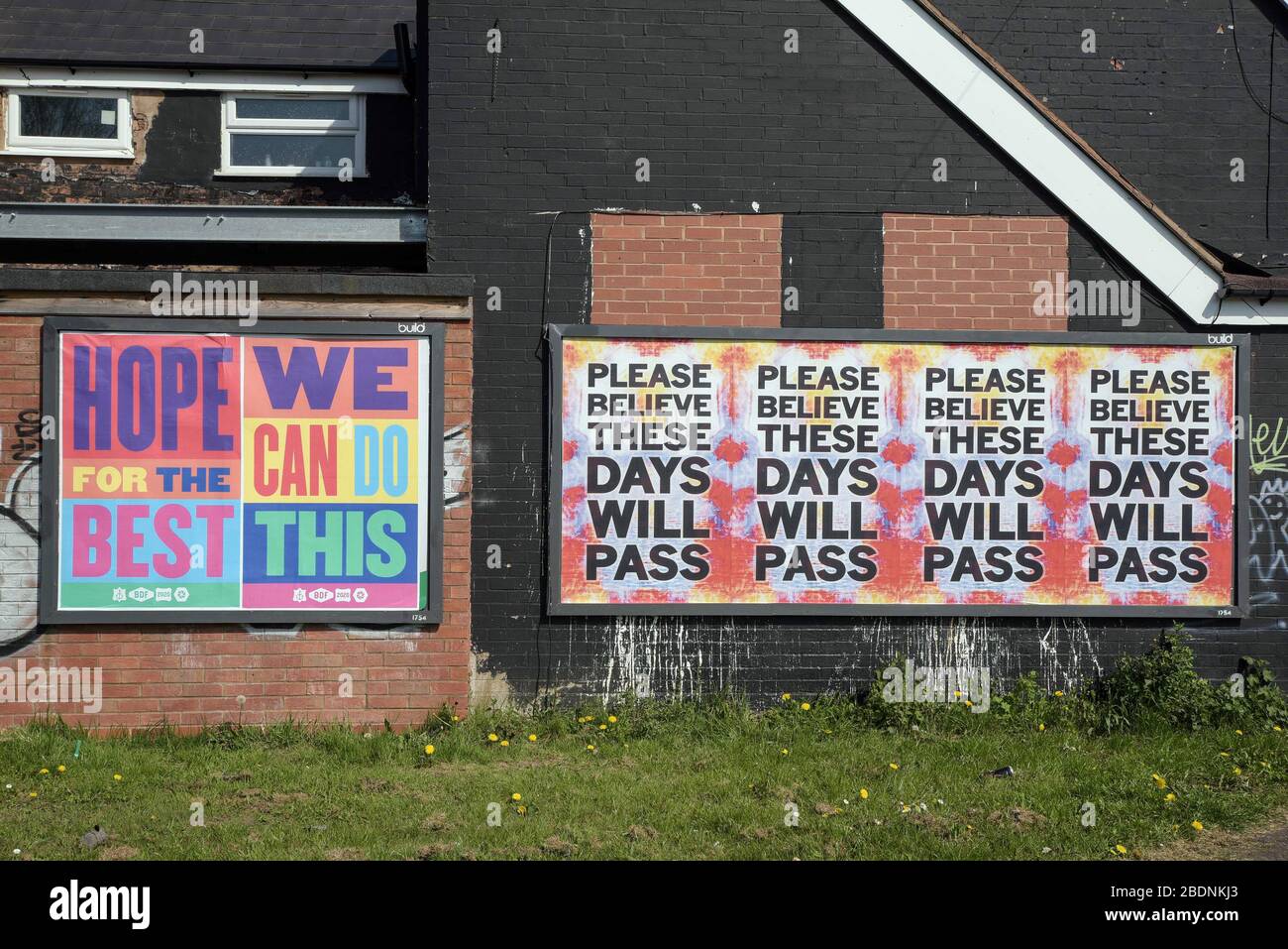 Birmingham, West Midlands, Großbritannien. April 2020. Positive Poster, die in Hall Green, Birmingham, ausgestellt werden und die Menschen zeigen: „Bitte glauben Sie, dass diese Tage vergehen werden“, „Hoffnung für das Beste“ und „Wir können das tun“. Quelle: Stop Press Media/Alamy Live News Stockfoto