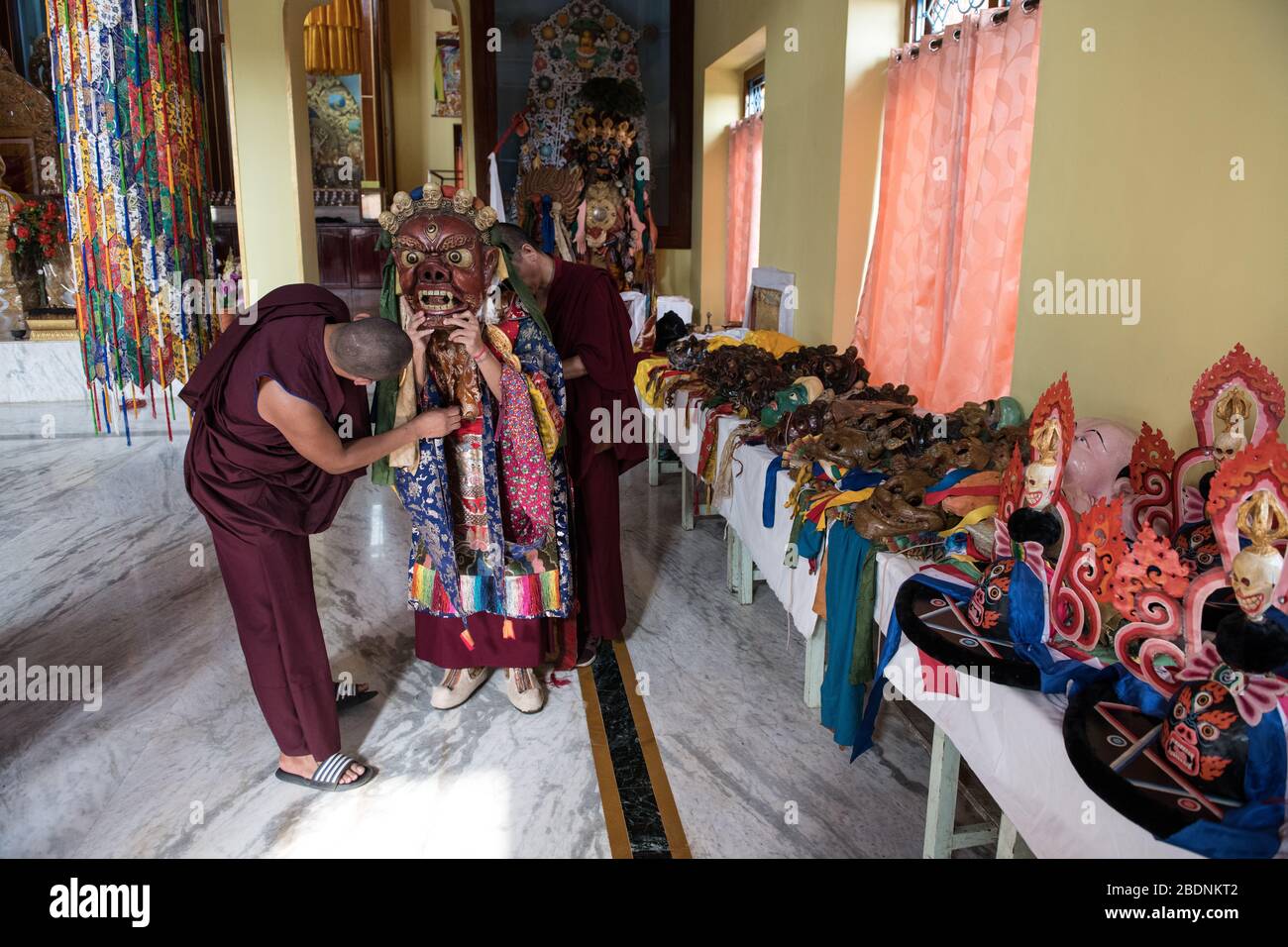 Tibetische Mönche bereiten sich auf Cham-Tanz vor, aufgeführt während Losar (Tibetisches Neujahr) in Gurupura tibetische Siedlung, Karnataka, Südindien. Stockfoto
