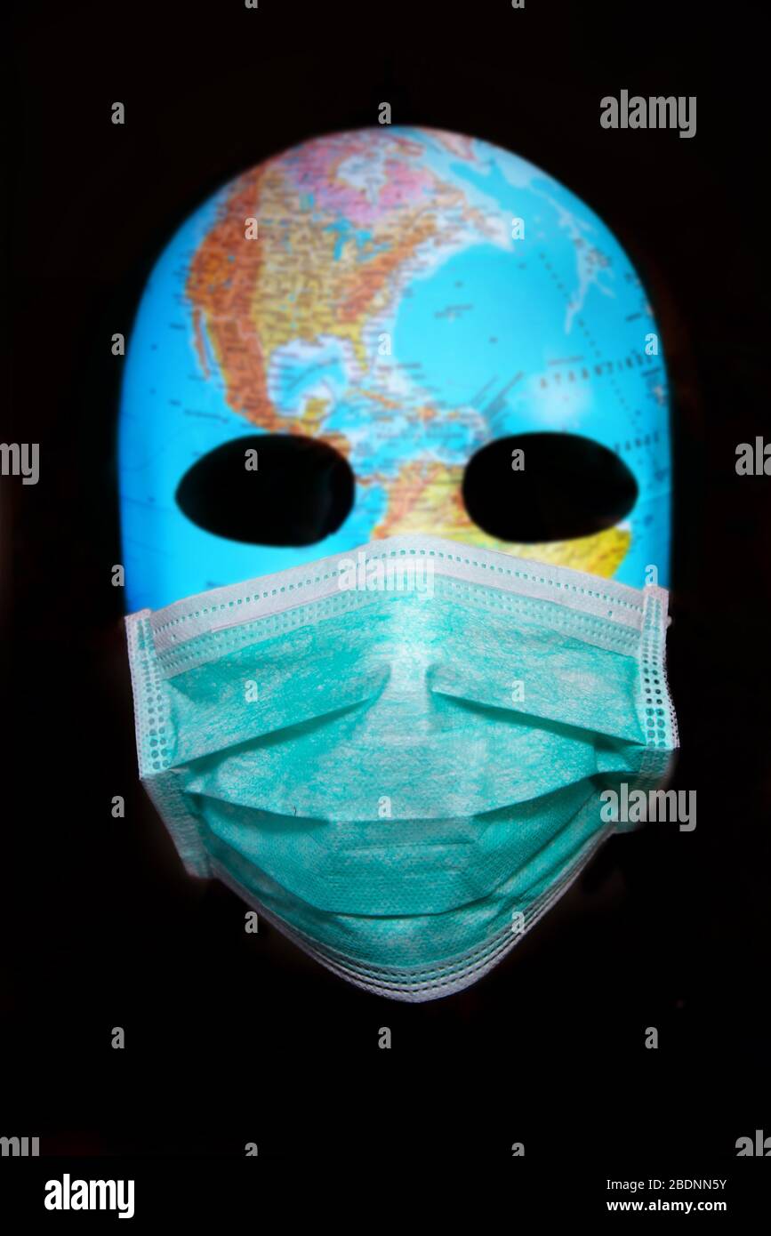 Strukturierte Maske mit der Karte von Europa mit chirurgischer Maske. Konzept für Corona-Viruspandämie. Stockfoto