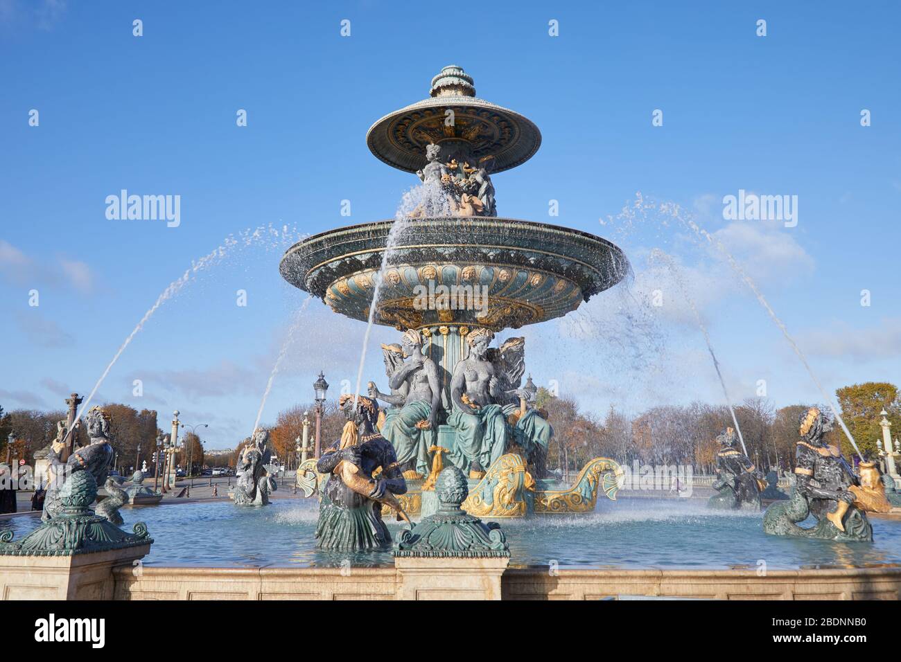 Place de la Concorde Brunnen an einem sonnigen Tag, blauer Himmel in Paris Stockfoto