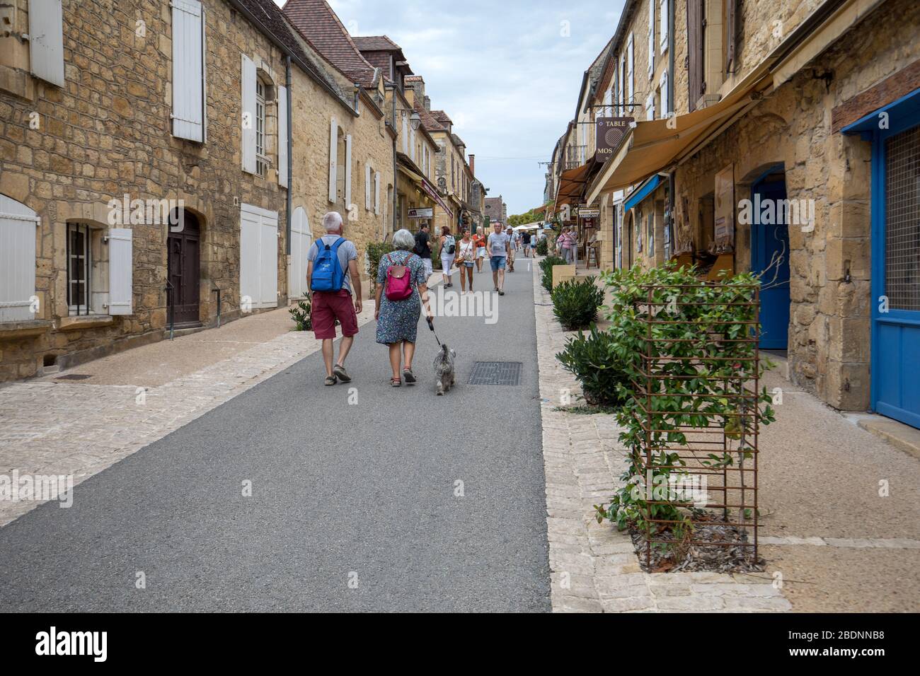 Domme, Frankreich - 5 September, 2018: die Touristen zu Fuß die Hauptstraße in die Dordogne Dorf Domme. Aquitanien, Frankreich, Stockfoto