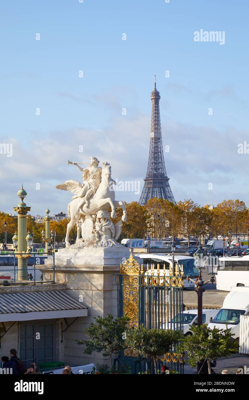PARIS, FRANKREICH - 7. NOVEMBER 2019: Eiffelturm und weiße Statue am Tor der Tuilerien an einem sonnigen Herbsttag in Paris Stockfoto