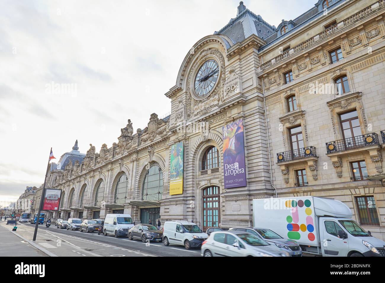 PARIS, FRANKREICH - 8. NOVEMBER 2019: Gare D'Orsay oder Orsay Museumsgebäude mit Verkehr an einem bewölkten Tag in Paris Stockfoto