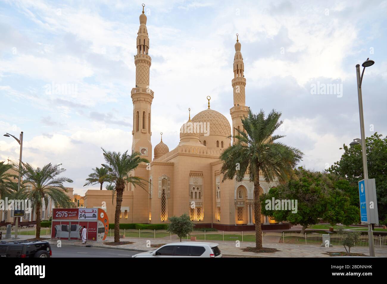 DUBAI, VEREINIGTE ARABISCHE EMIRATE - 21. NOVEMBER 2019: Jumeirah-Moschee mit Palmen und Straße am Nachmittag Stockfoto