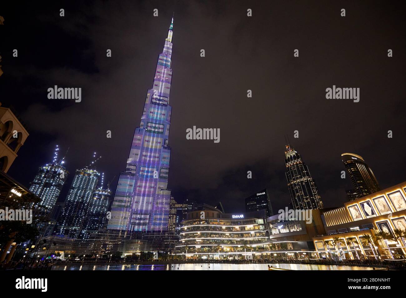 DUBAI, VEREINIGTE ARABISCHE EMIRATE - 21. NOVEMBER 2019: Burj Khalifa Wolkenkratzer mit Farben und Dubai Mall nachts beleuchtet Stockfoto