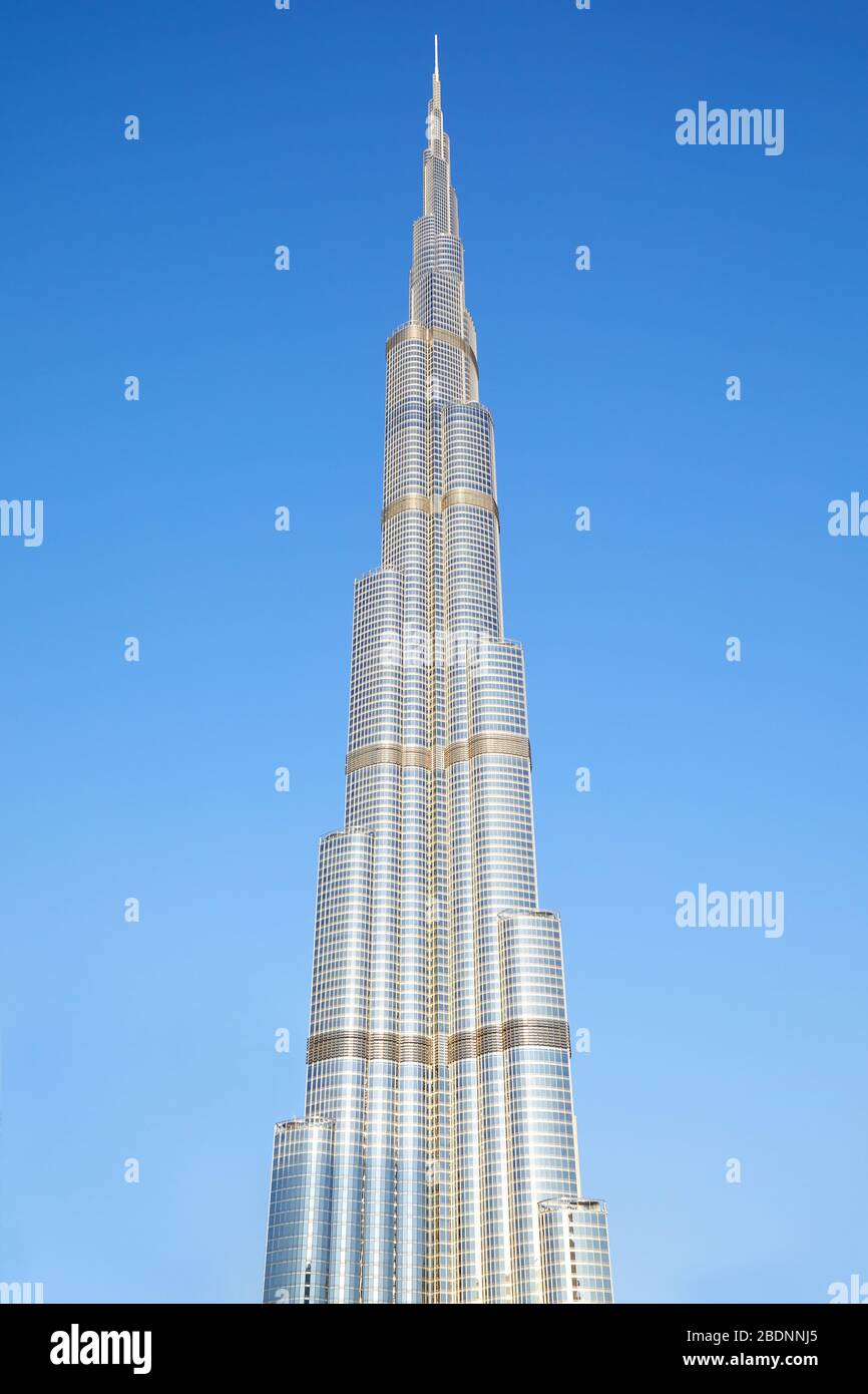 DUBAI, VEREINIGTE ARABISCHE EMIRATE - 22. NOVEMBER 2019: Burj Khalifa Wolkenkratzer an einem sonnigen Tag, klarer blauer Himmel Stockfoto