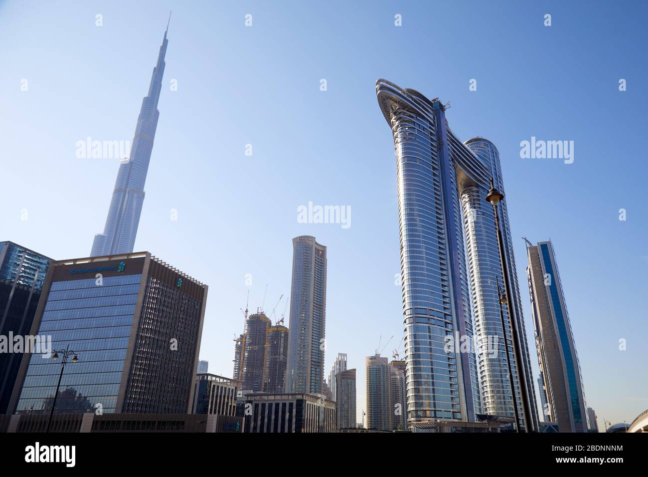 DUBAI, VEREINIGTE ARABISCHE EMIRATE - 23. NOVEMBER 2019: Burj Khalifa Wolkenkratzer, Address Sky View und moderne Gebäude an einem sonnigen Tag Stockfoto