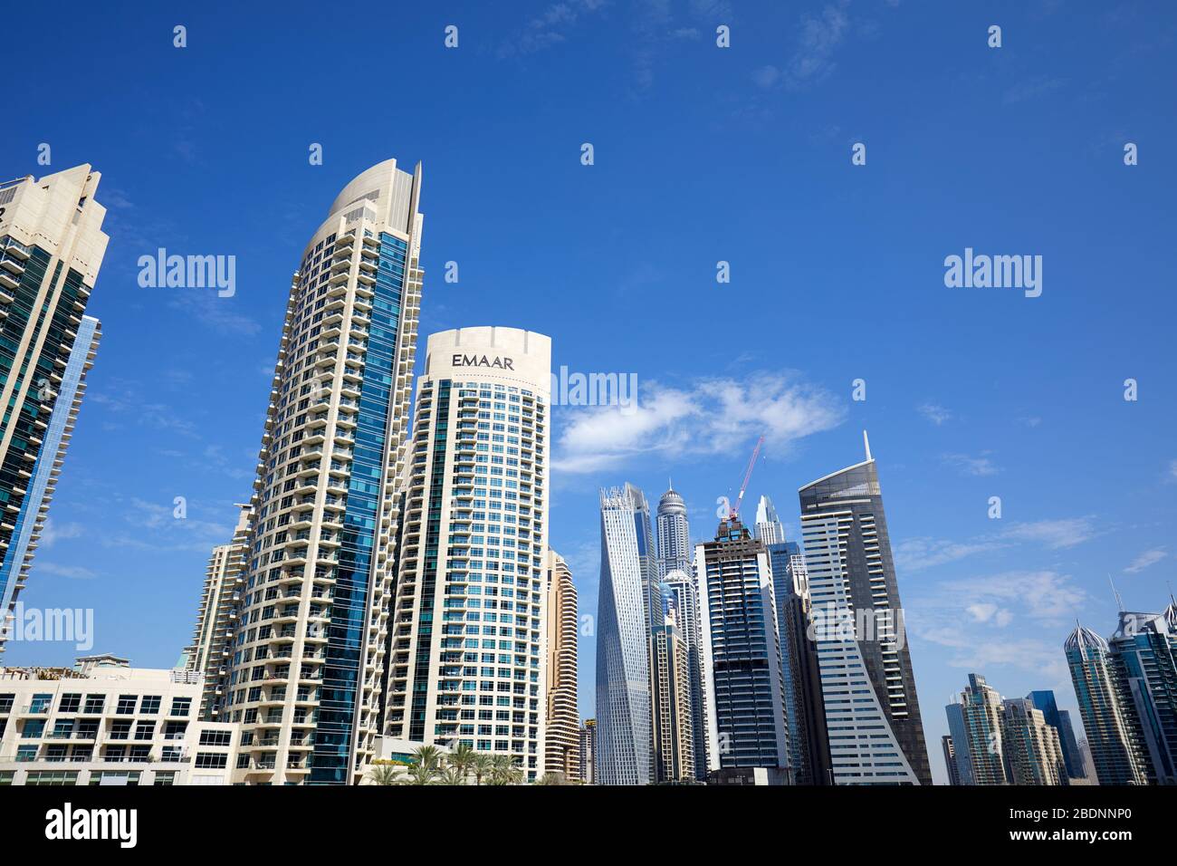 DUBAI, VEREINIGTE ARABISCHE EMIRATE - 23. NOVEMBER 2019: der Yachthafen von Dubai Wolkenkratzer an einem sonnigen Tag, Clear blue sky in Dubai Stockfoto
