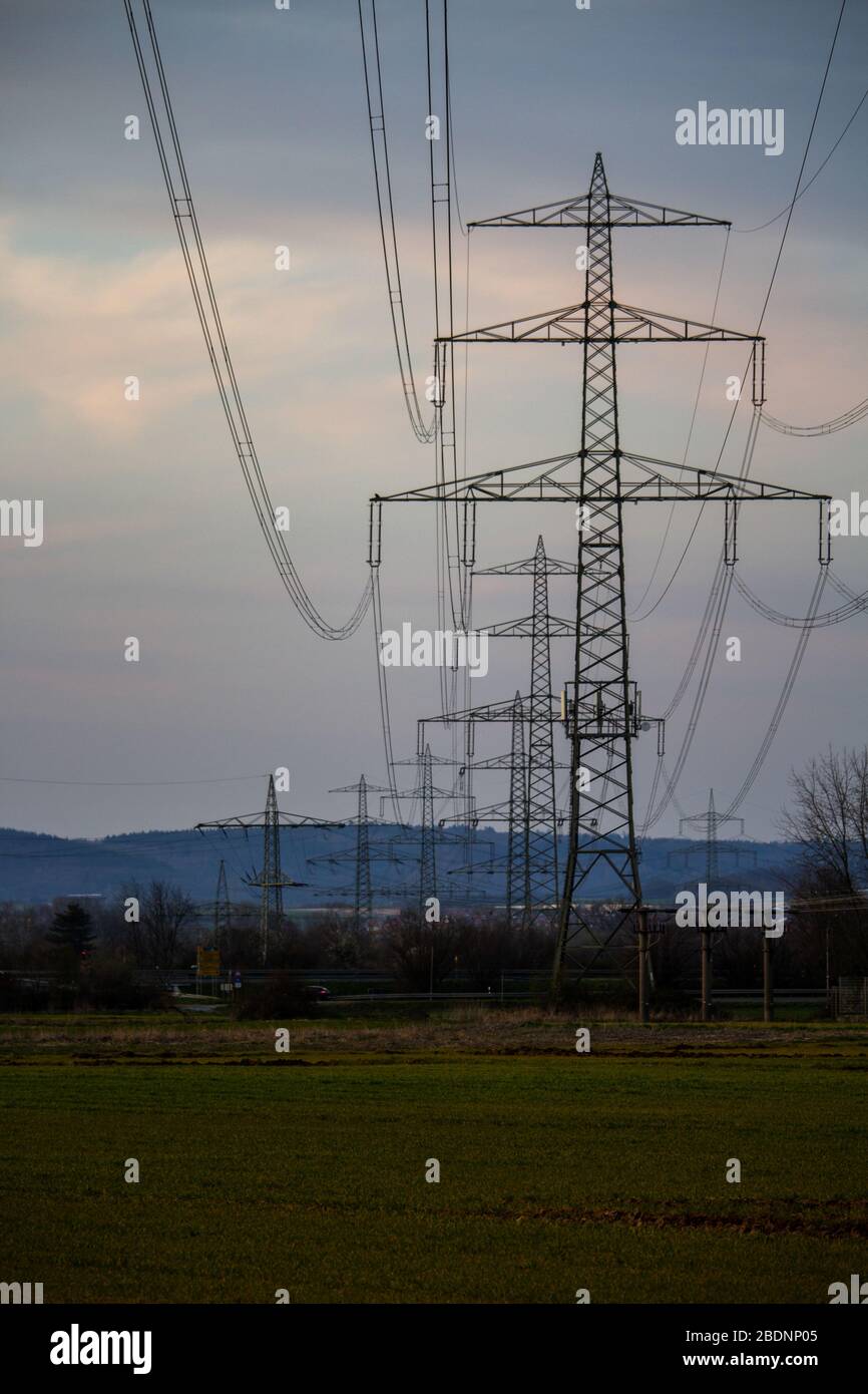 silouette eines Kraftmastes in der blauen Dämmerung Stockfoto