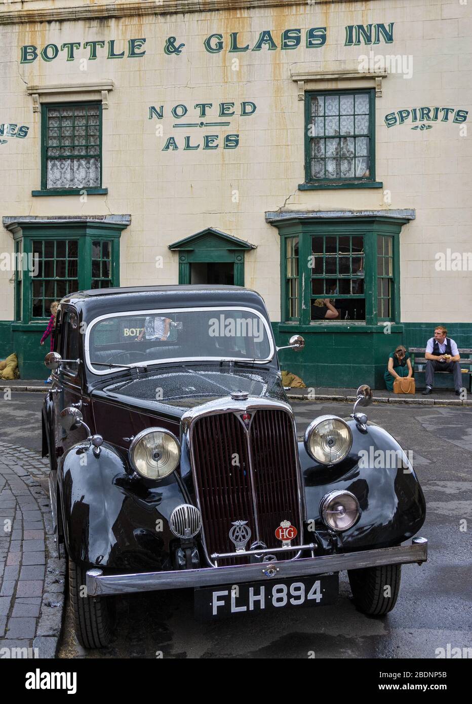 Oldtimer vor dem Bottle & Glass Inn am Wochenende der 1940er Jahre im Black Country Living Museum in Dudley, West Midlands, England, Großbritannien Stockfoto