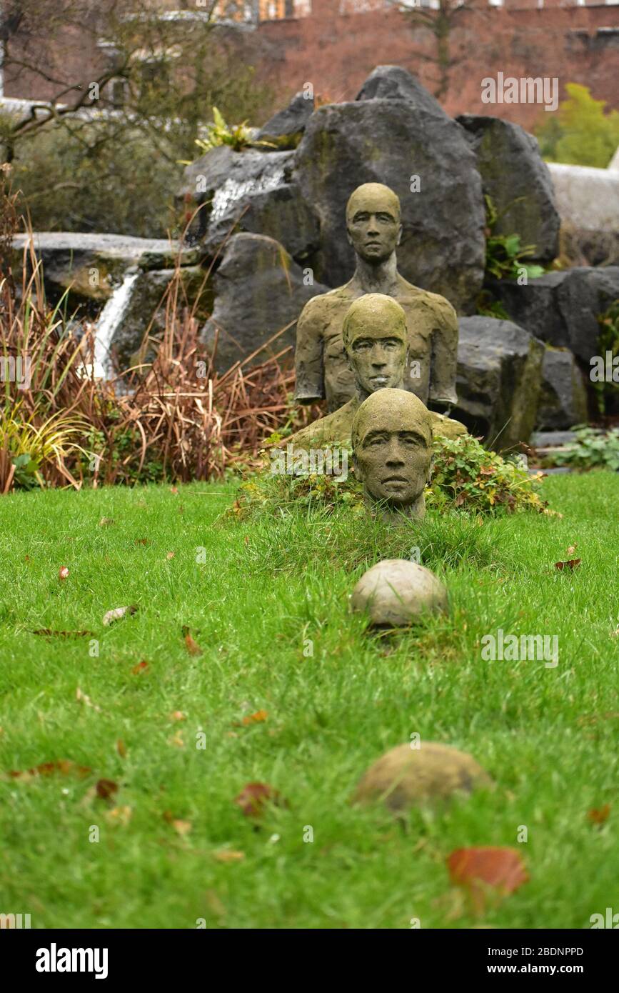 Statuen von Menschen im Gras im Botanischen Garten in Antwerpen Stockfoto