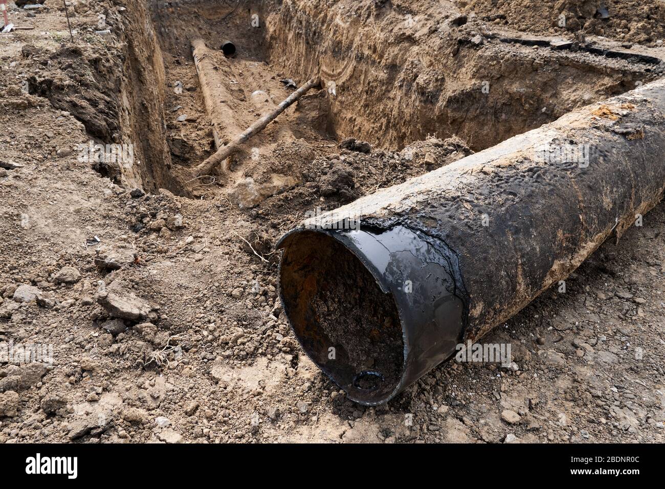 Reparatur und Austausch der Hauptleitung von Heizungsanlagen, Fernwärmeleitungen, Wasserversorgung oder Kanalisation in der Stadt, Entfernung alter Rohre und Sanierung Stockfoto