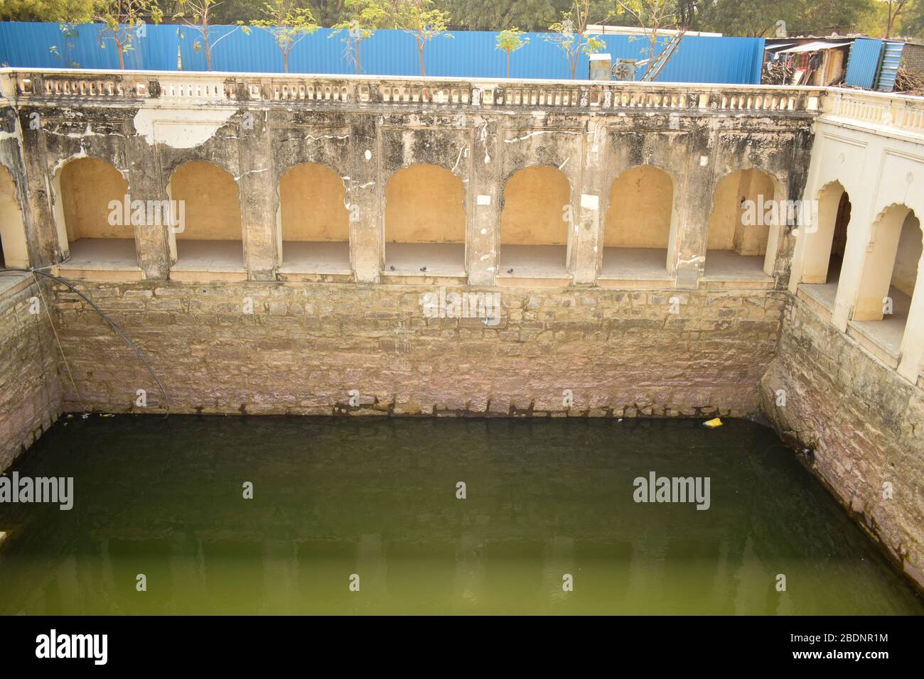 Antike Antiquitäten, 400 Jahre alt, öffnen sich gut.Swimmingpool.Stock Fotografie Bild Stockfoto