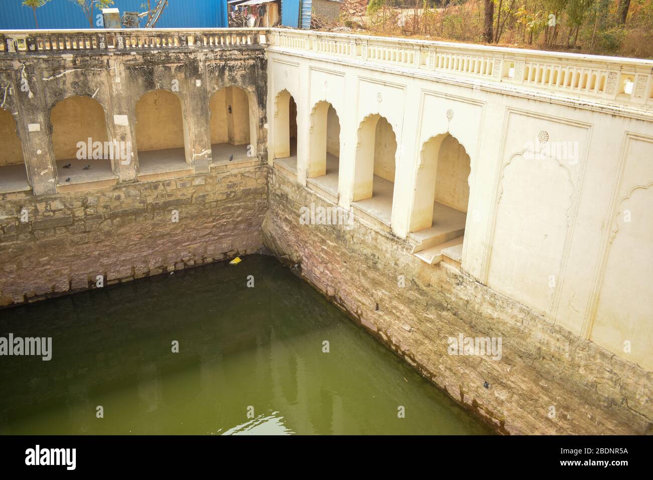 Antike Antiquitäten, 400 Jahre alt, öffnen sich gut.Swimmingpool.Stock Fotografie Bild Stockfoto