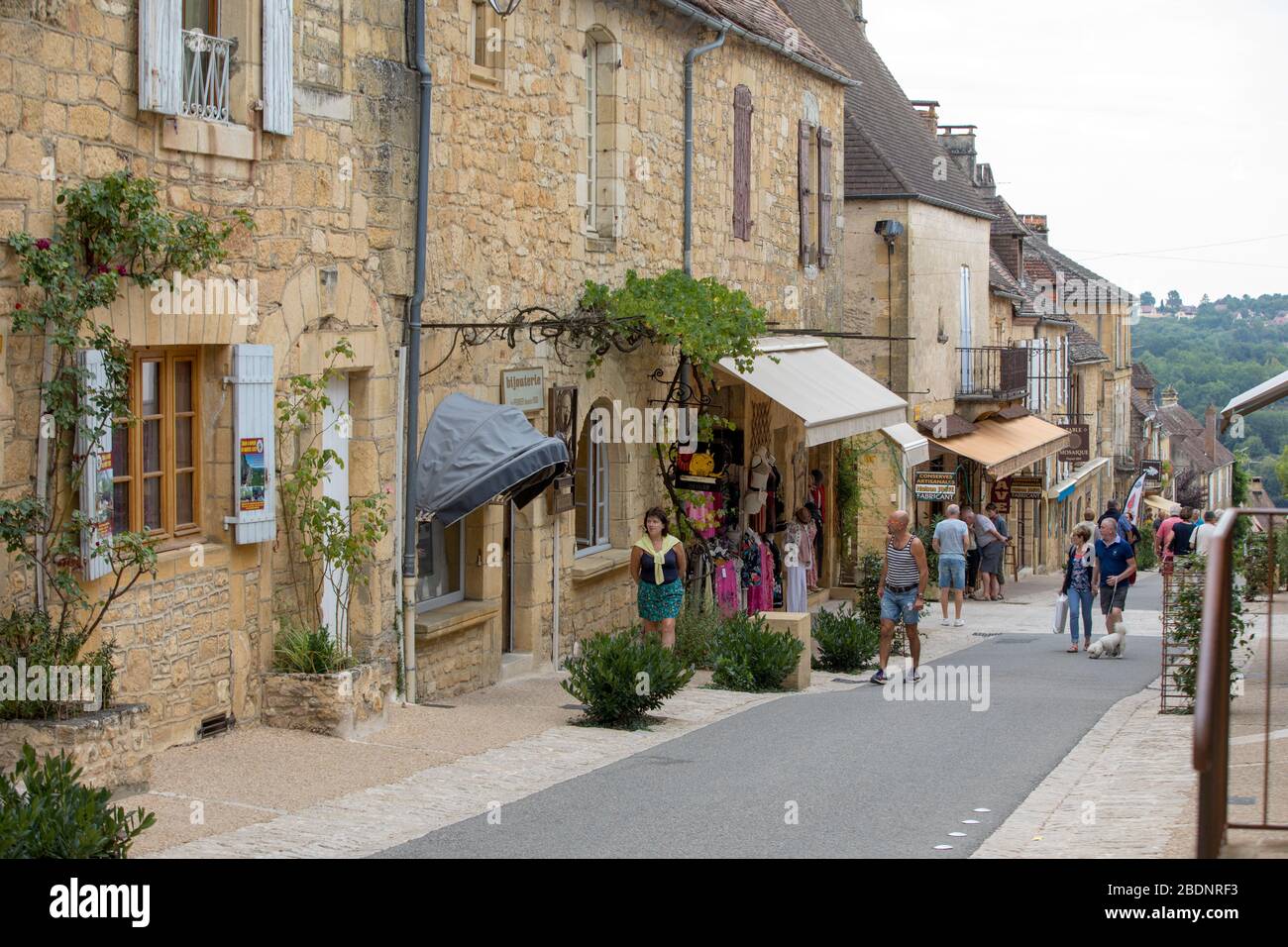Domme, Frankreich - 5 September, 2018: die Touristen zu Fuß die Hauptstraße in die Dordogne Dorf Domme. Aquitanien, Frankreich, Stockfoto