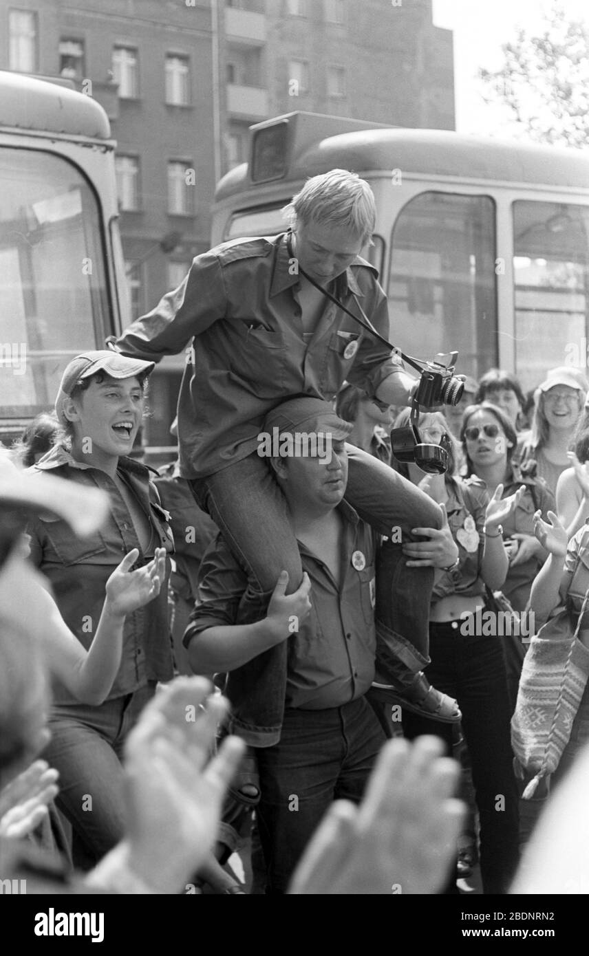 02. Juni 1979, Sachsen, Berlin: Das zentrale Pfingsttreffen der Jugend der DDR bringt Ende Mai - Anfang Juni 1979 in Berlin, der Hauptstadt der DDR, Tausende Jugendliche aus allen Bezirken des Landes zusammen. Genaues Aufnahmedatum nicht bekannt. Foto: Volkmar Heinz / dpa-Zentralbild / ZB Stockfoto