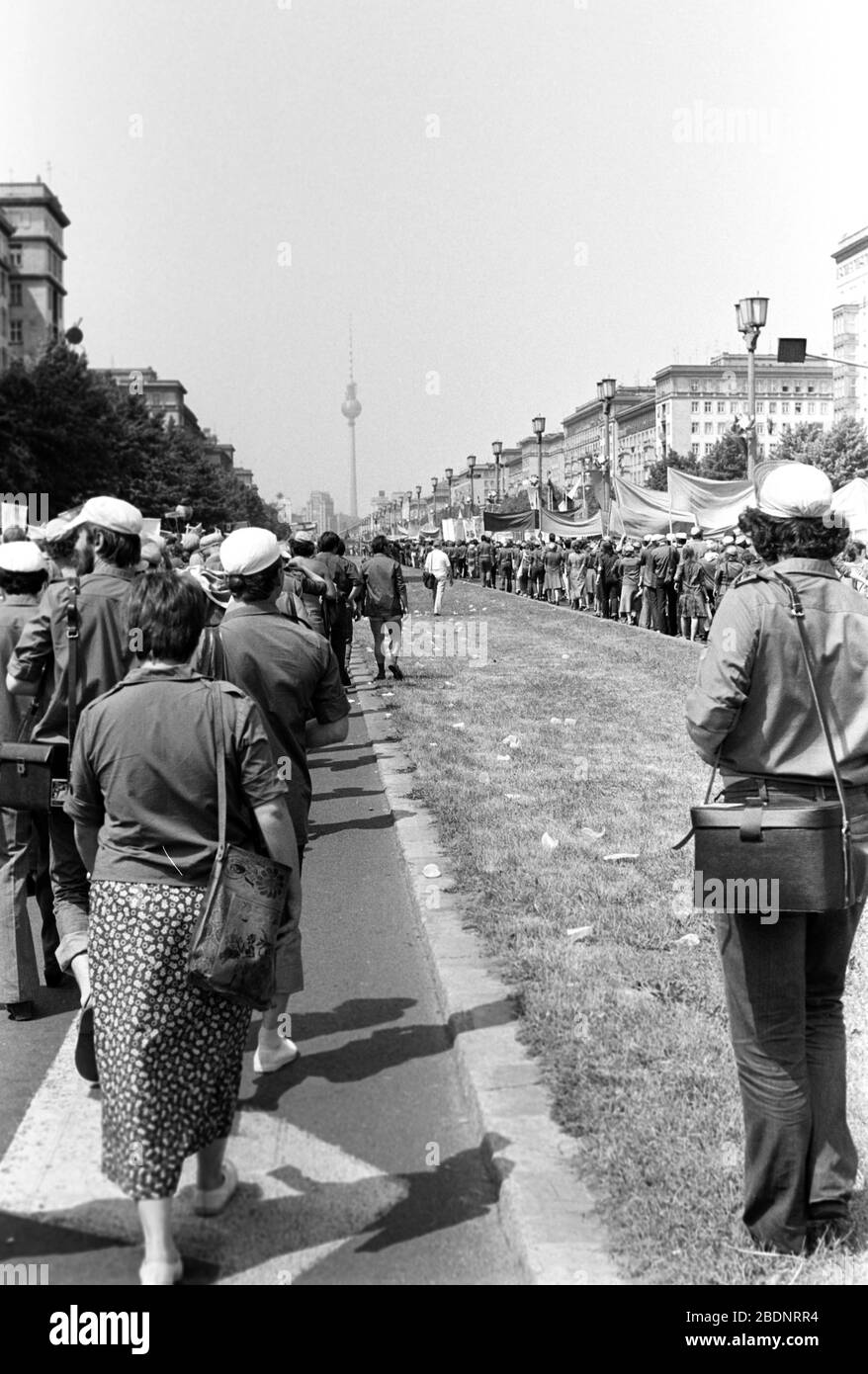 02. Juni 1979, Sachsen, Berlin: Das zentrale Pfingsttreffen der Jugend der DDR bringt Ende Mai - Anfang Juni 1979 in Berlin, der Hauptstadt der DDR, Tausende Jugendliche aus allen Bezirken des Landes zusammen. Im Hintergrund der Fernsehturm. Genaues Aufnahmedatum nicht bekannt. Foto: Volkmar Heinz / dpa-Zentralbild / ZB Stockfoto