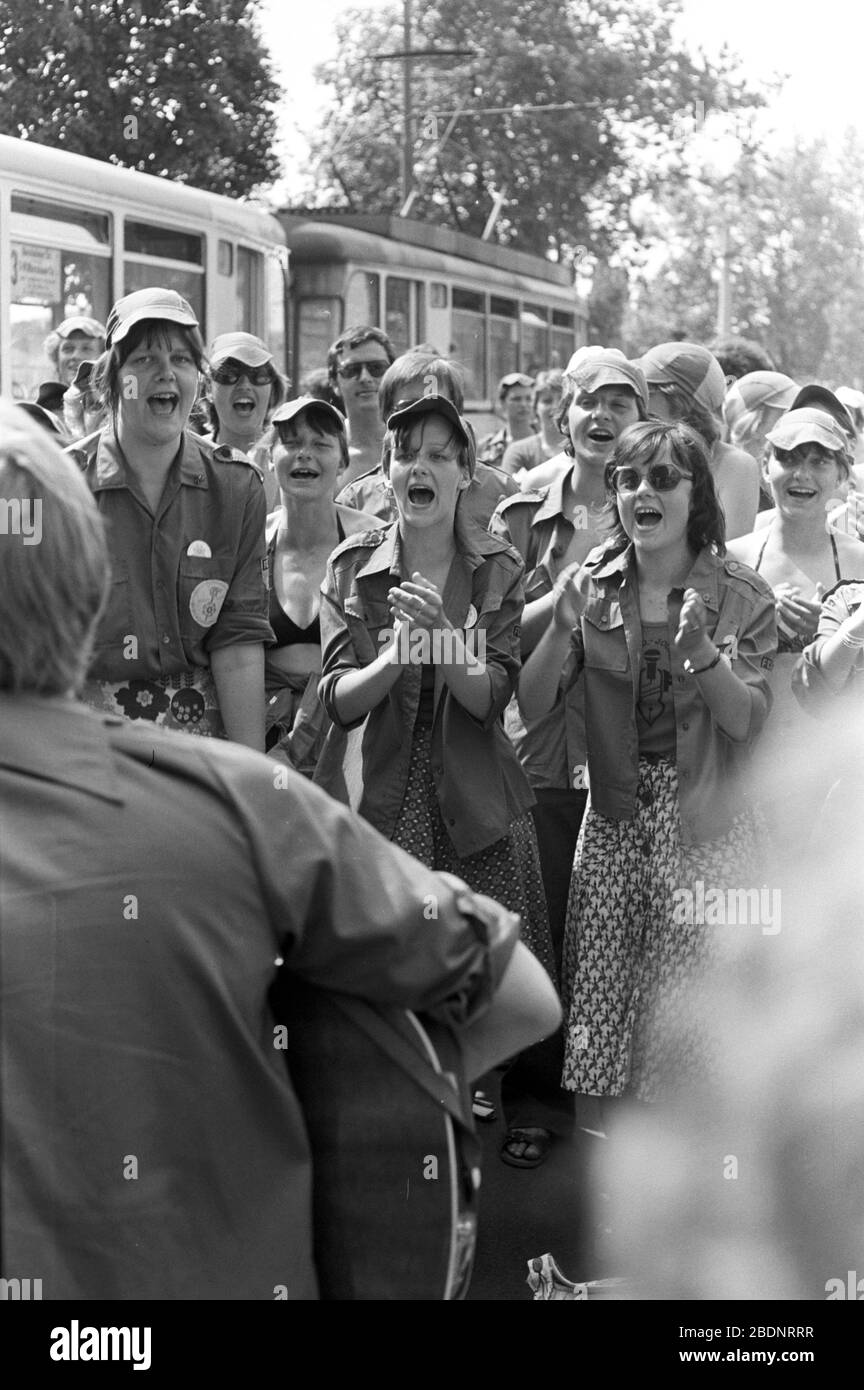 02. Juni 1979, Sachsen, Berlin: Gemeinsam singen - das zentrale Pfingsttreffen der Jugend der DDR bringt Ende Mai - Anfang Juni 1979 in Berlin, der Hauptstadt der DDR, Tausende Jugendliche aus allen Bezirken des Landes zusammen. Genaues Aufnahmedatum nicht bekannt. Foto: Volkmar Heinz / dpa-Zentralbild / ZB Stockfoto