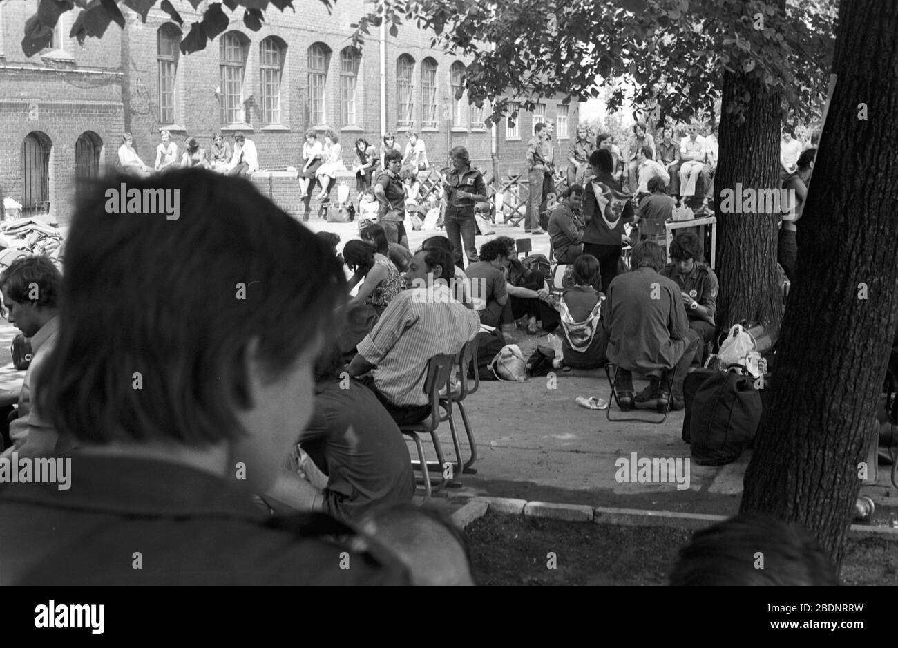 02. Juni 1979, Sachsen, Berlin: Unterbringung in Schulen - bei der zentralen Pfingstversammlung der DDR versammeln sich Ende Mai - Anfang Juni 1979 Tausende von Jugendlichen aus allen Bezirken des Landes in Berlin, der Hauptstadt der DDR. Genaues Aufnahmedatum nicht bekannt. Foto: Volkmar Heinz / dpa-Zentralbild / ZB Stockfoto