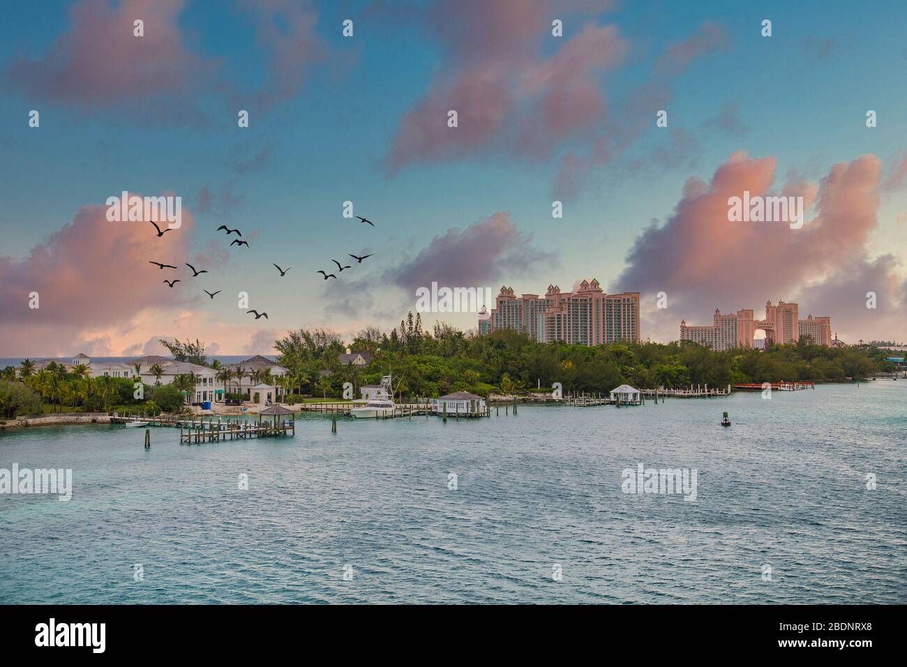 Bahama Wohnungen mit Resort in der Dämmerung im Hintergrund Stockfoto