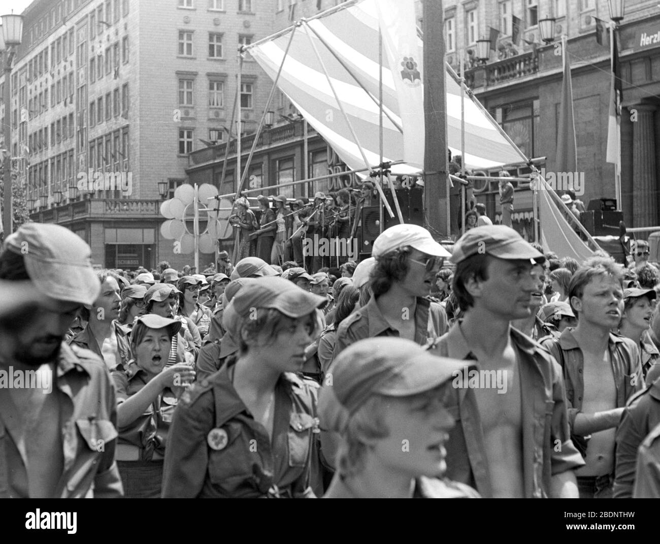 02. Juni 1979, Sachsen, Berlin: März an Erich Honecker vorbei - bei der zentralen Pfingstversammlung der DDR versammeln sich Ende Mai - Anfang Juni 1979 - Tausende Jugendliche aus allen Bezirken des Landes in Berlin, der Hauptstadt der DDR. Genaues Aufnahmedatum nicht bekannt. Foto: Volkmar Heinz / dpa-Zentralbild / ZB Stockfoto