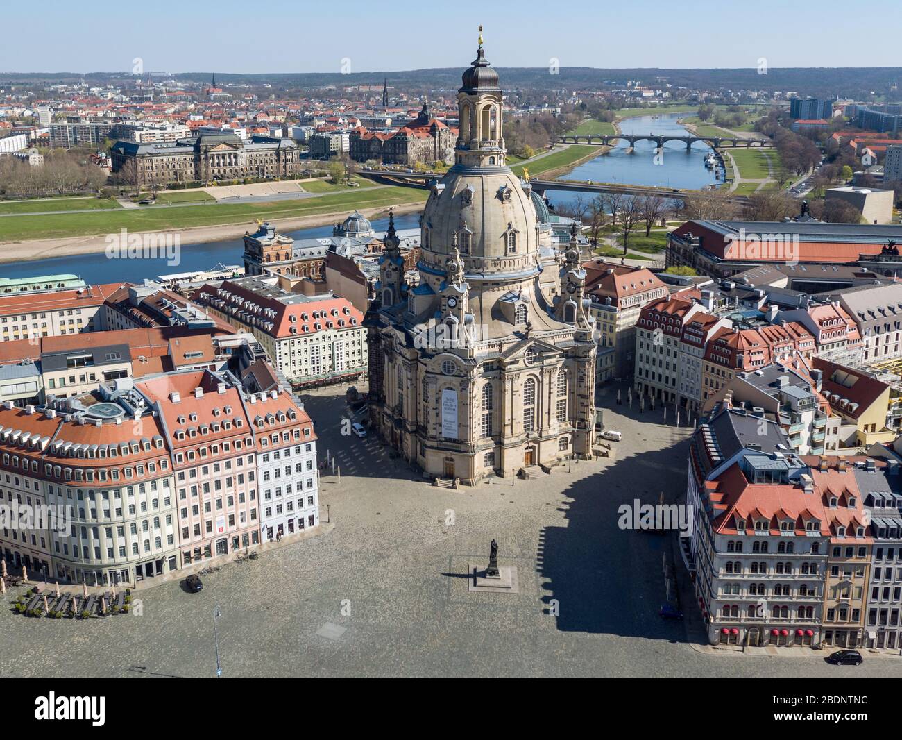 08. April 2020, Sachsen, Dresden: Die Altstadt von Dresden mit dem Neumarkt und der Frauenkirche. (Luftbild mit Drohne) Foto: Jan Woitas / dpa-Zentralbild / dpa Stockfoto