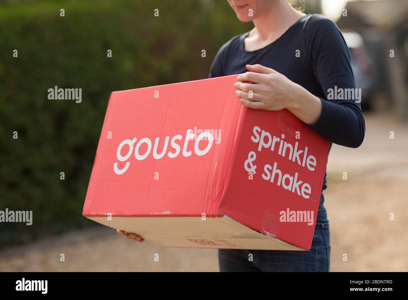 Eine Frau erhält am Mittwoch, April, eine Hauszustellung von Lebensmitteln von Gousto zu ihrem Haus in Guildford, Surrey, Großbritannien. 8, 2020. Fotograf: Jason Alden Stockfoto