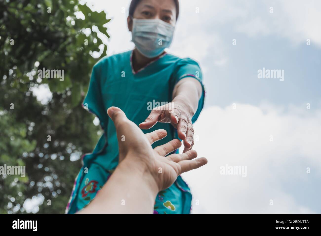 Hände von Menschen in medizinischen Handschuhen, die sich für das Hope COVID-19-Konzept ausstreten. Stockfoto