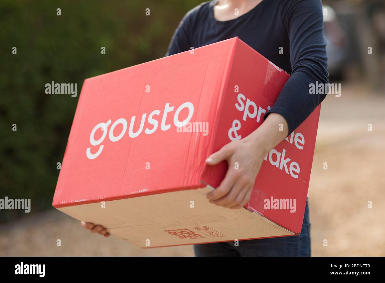 Eine Frau erhält am Mittwoch, April, eine Hauszustellung von Lebensmitteln von Gousto zu ihrem Haus in Guildford, Surrey, Großbritannien. 8, 2020. Fotograf: Jason Alden Stockfoto