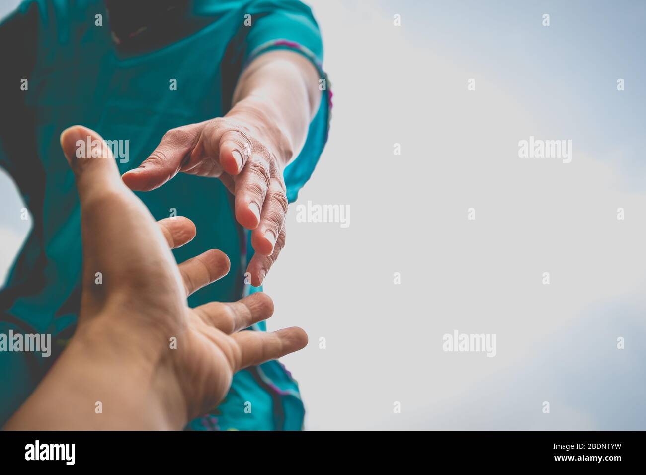 Hilfe Konzept Hände greifen, sich gegenseitig zu helfen. Stockfoto