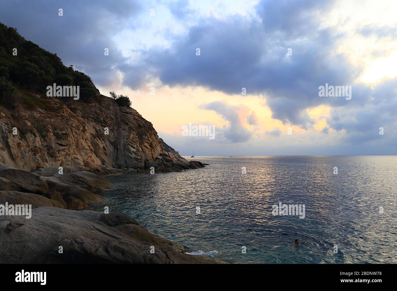Meerespanorama bei Sonnenuntergang in der Nähe von Capo S. Andrea, Insel Elba, Toskana, Italien Stockfoto