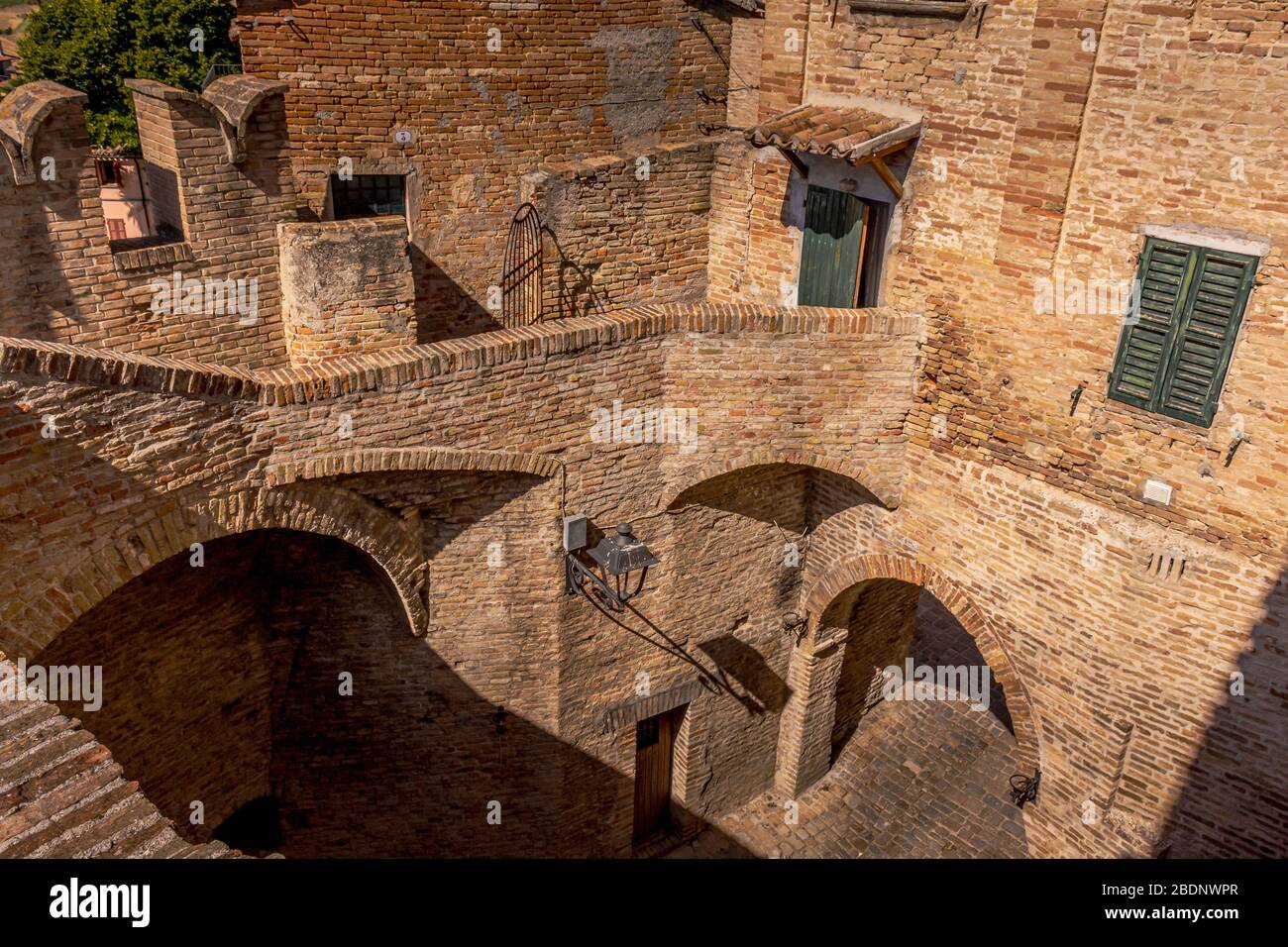 Die mittelalterlichen Bögen und Treppen der Stadtmauern von Corinaldo, Le Marche, Italien, in der Nähe von Senigallia Stockfoto