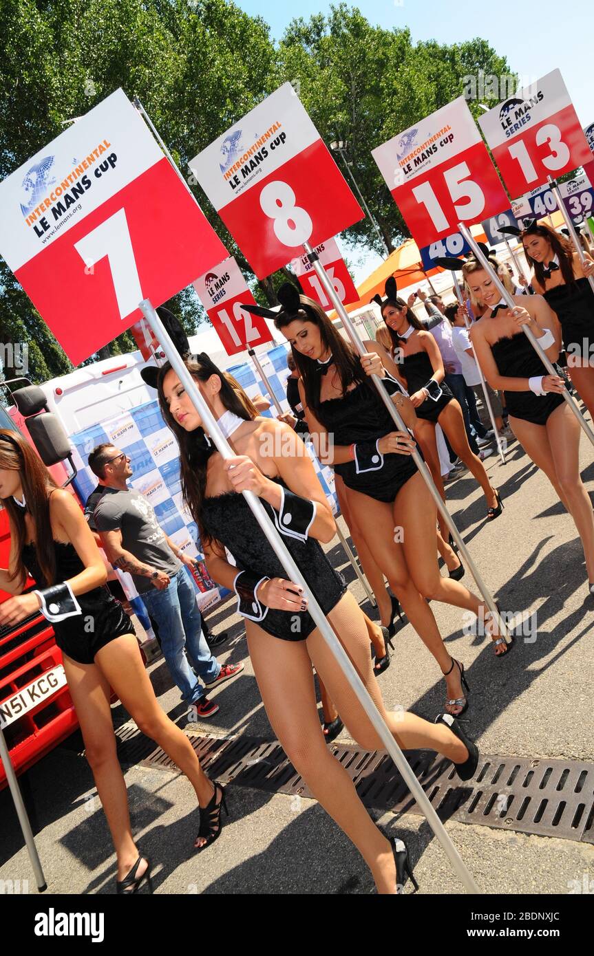 Boxengasse mädchen Fotos und Bildmaterial in hoher Auflösung Alamy Boxengasse mädchen Fotos und Bildmaterial in hoher Auflösung Alamy