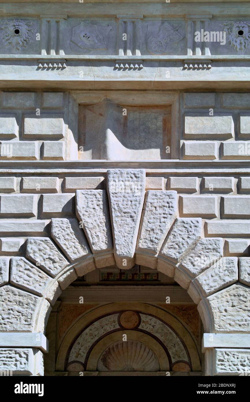 Palazzo Te, Mantua, italien. Architektonische Detail einer Fassade auf dem Innenhof eines luxuriösen italienischen Renaissance-Herrenhaus. Stockfoto