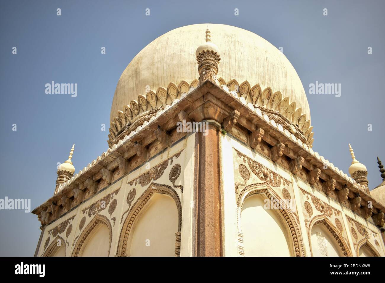 Das Grab von Sultan Quli Qutb Mulk wurde 1543 erbaut. Foto Von Seven Tombs Stock Stockfoto