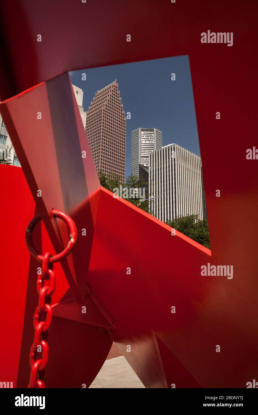Einige Wolkenkratzer von Houston Downtown durch Claes Oldenburgs „Geometrische Maus X“, rote Skulptur am Eingang der Houston Public Library, Texas Stockfoto