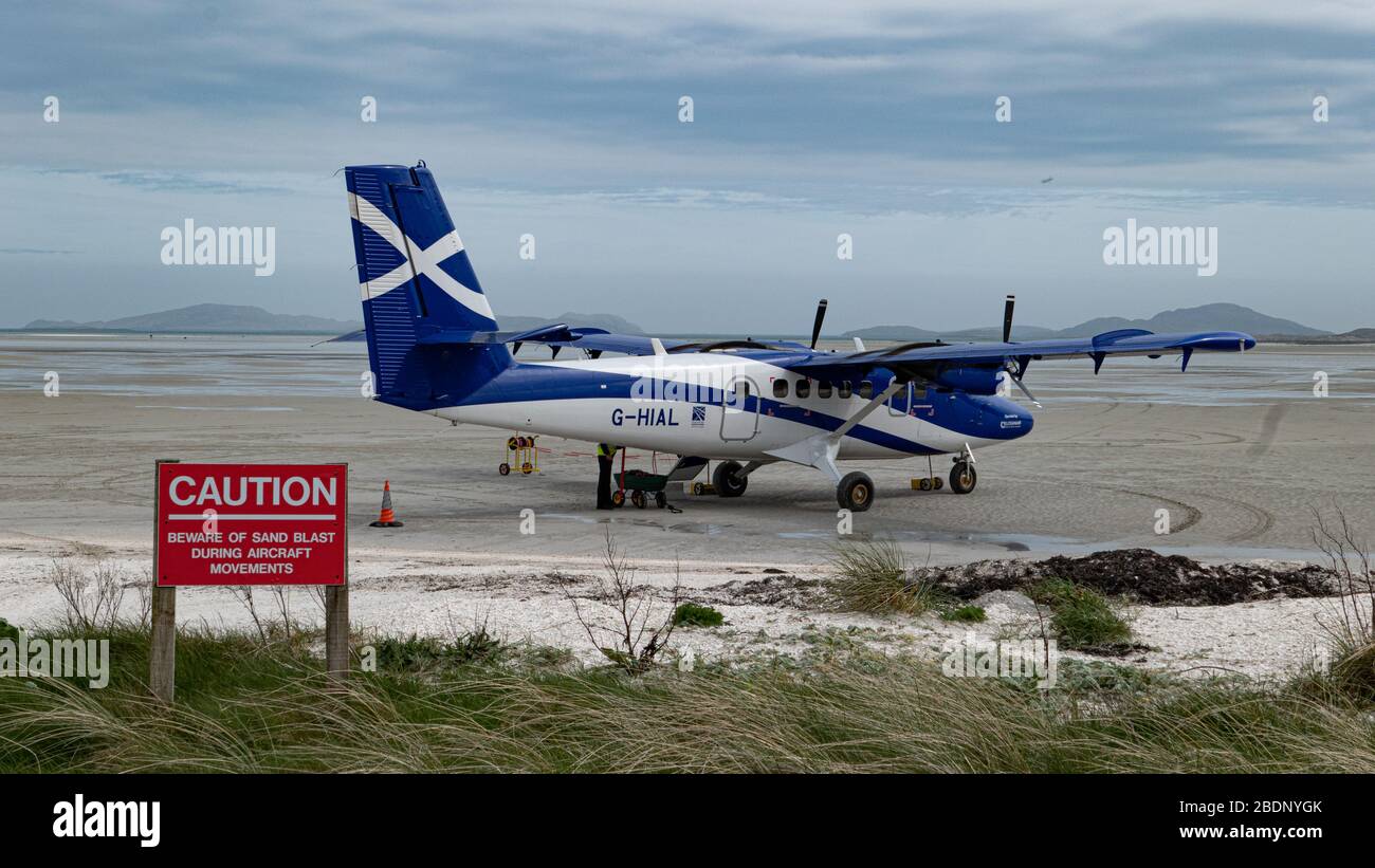 Die Doppelmotorenmaschine der Viking Otter von Loganair am Flughafen Barra, den Äußeren Hebriden, Schottland, Großbritannien. Die einzige planmäßige Strandlandung in der Welt. Stockfoto