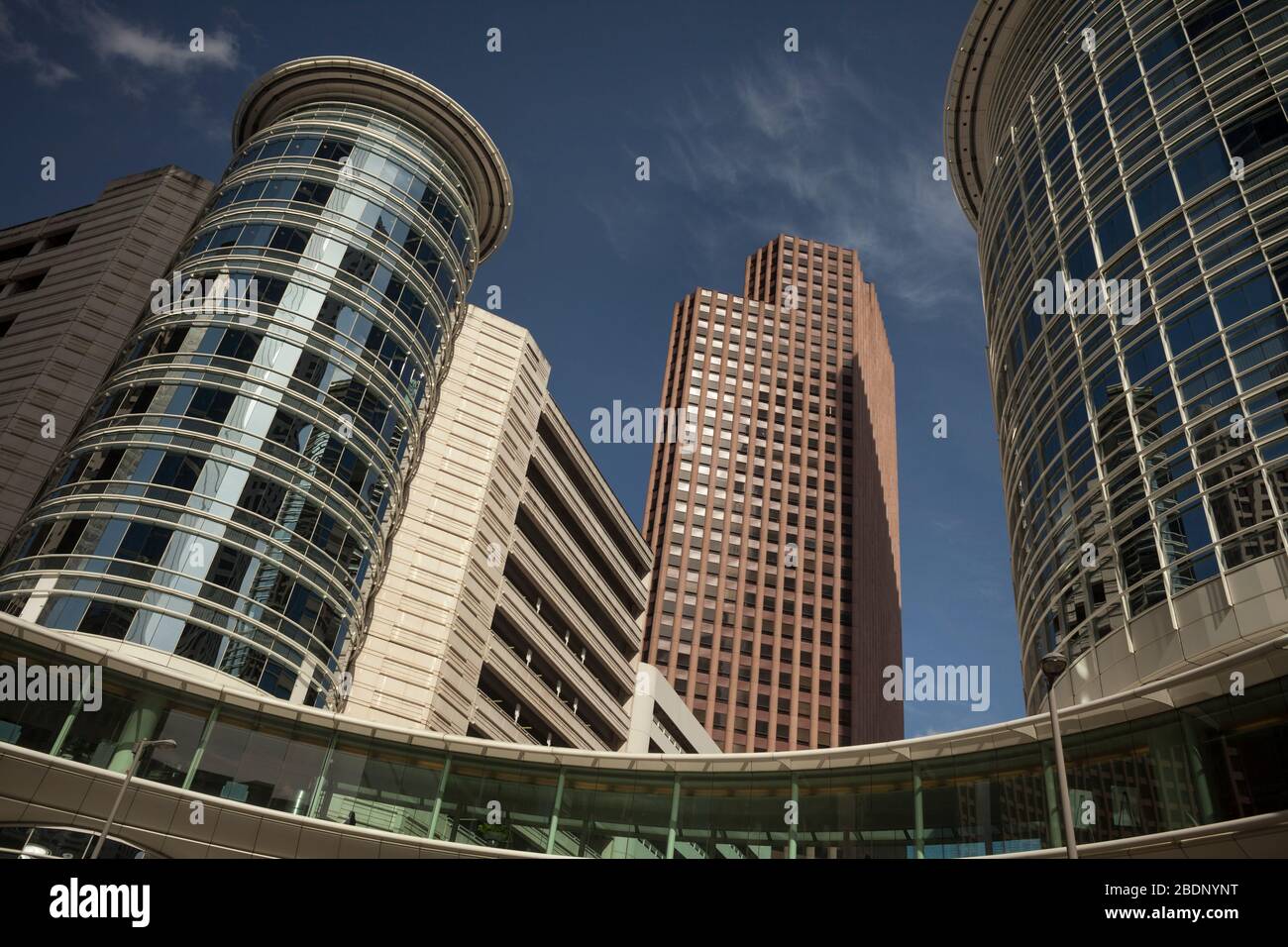 Horizontale, flache Ansicht des Chevron Building und seiner kreisförmigen Himmelsbrücke, Downtown Houston, Texas Stockfoto