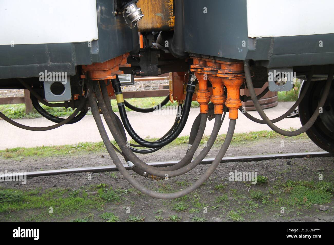 Die Rohre und Anschlüsse zwischen zwei Zugwagen. Stockfoto
