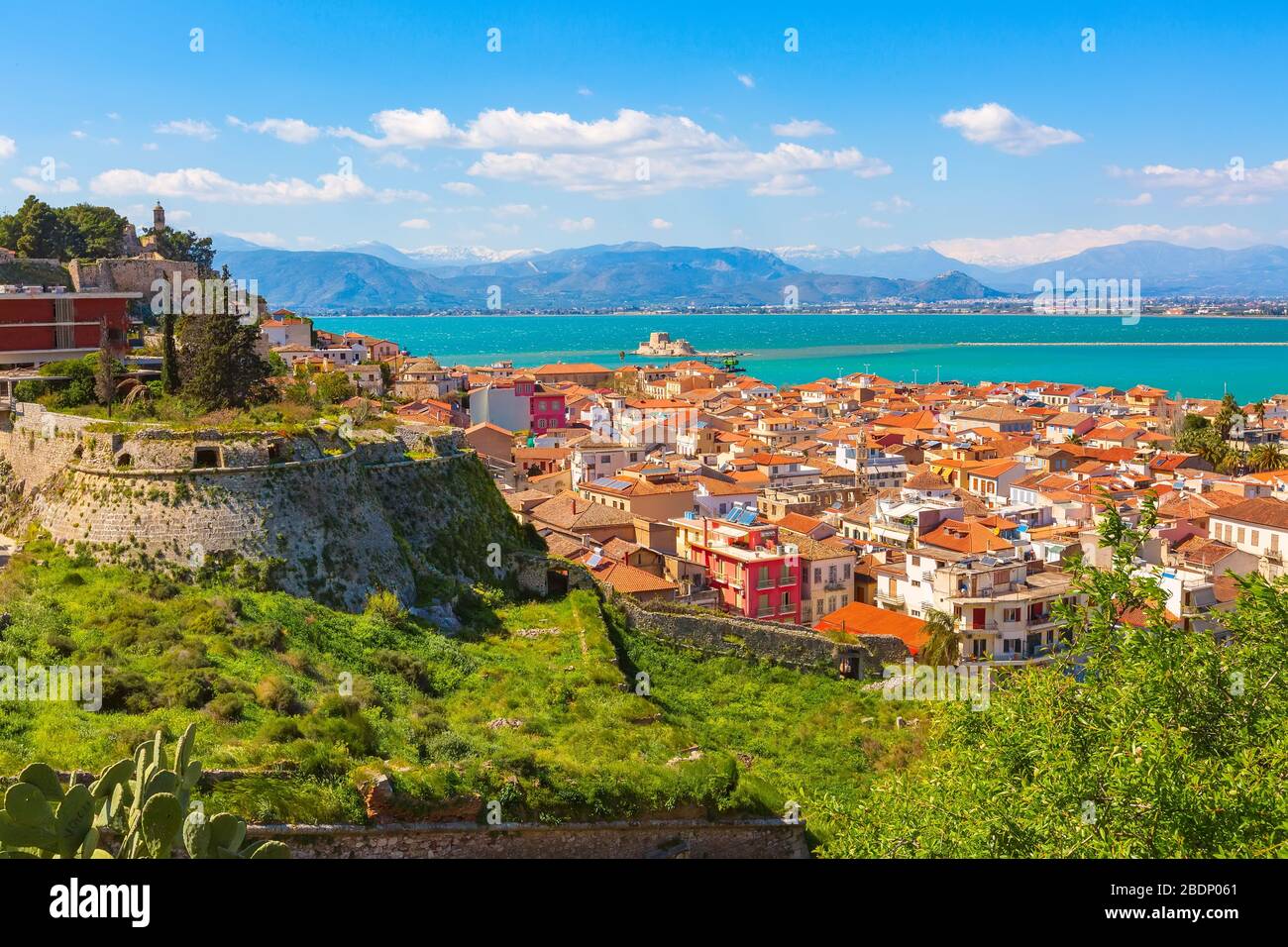 Nafplio oder Nafplion, Griechenland, Peloponnes Altstadt Häuser Antenne panorama Schnee und Berge Stockfoto