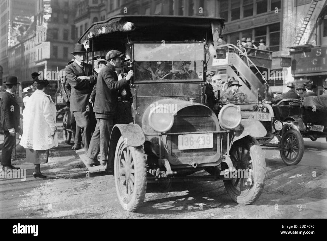 NEW YORK JITNEY UM DAS JAHR 1915. Ein nicht lizenziertes Taxi. Foto: Bain News Service Stockfoto